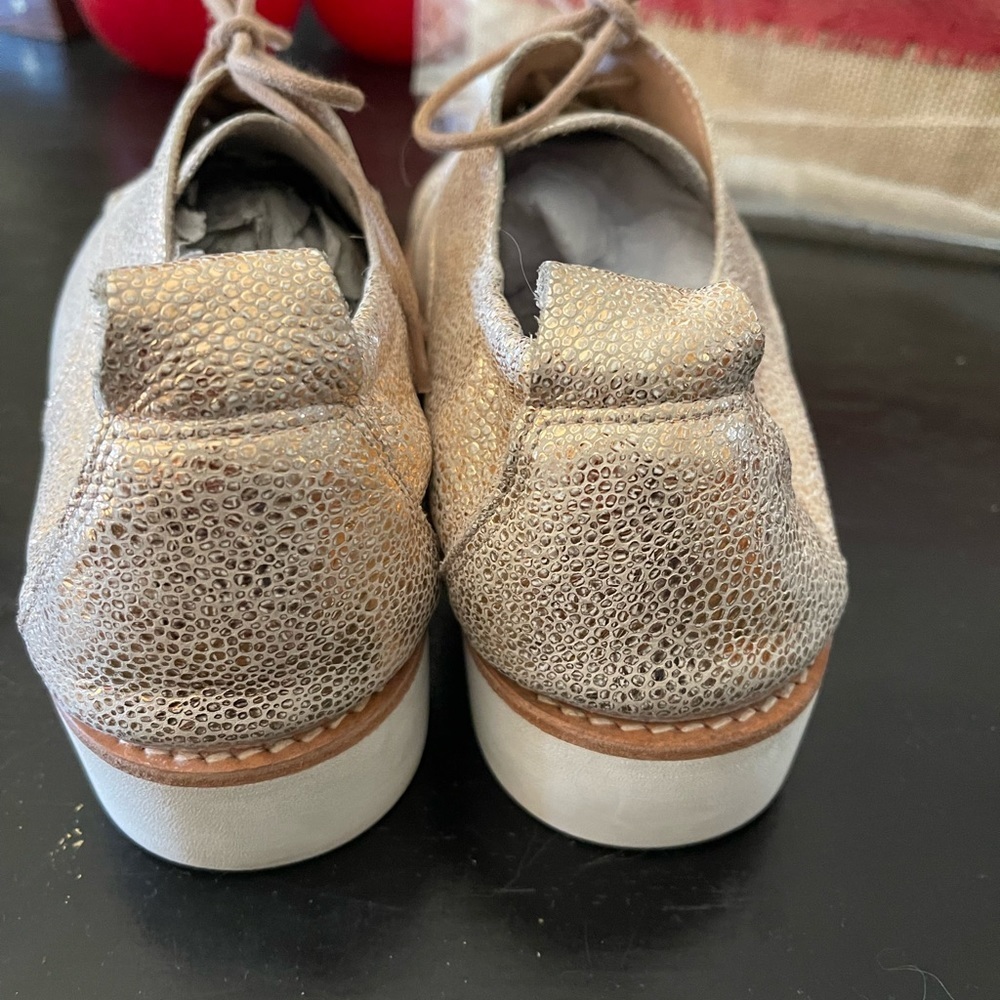 Arche soft pink, beige, gold shimmer leather tie up loafers. Good condition - Picture 3 of 7